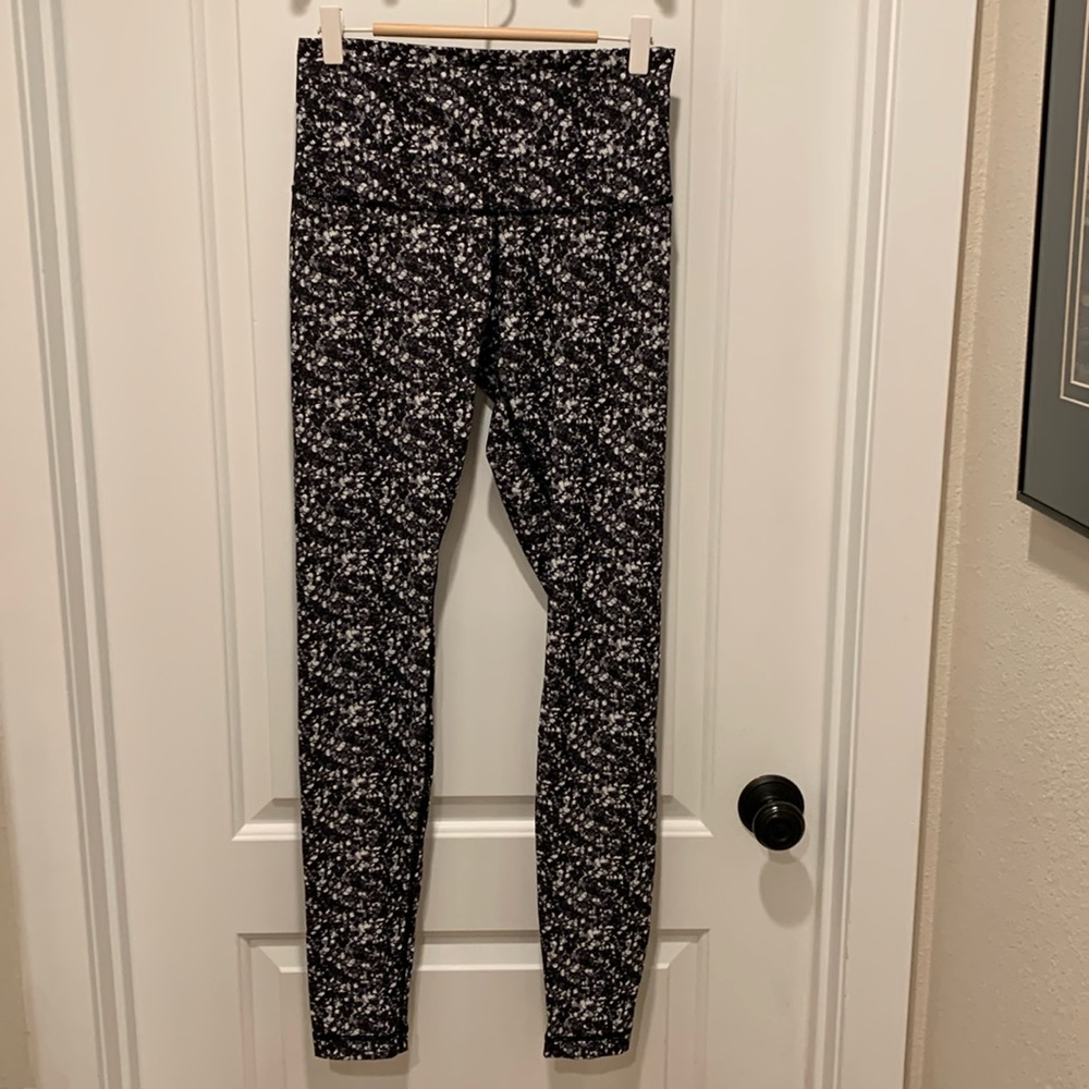 Lululemon Shine tight in Shimmy Shimmer black white